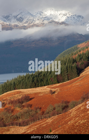 Loch Lomond, Schottland. Malerische Aussicht von den Hängen des Ben Lomond in Richtung der Hügel am westlichen Ufer von Loch Lomond. Stockfoto
