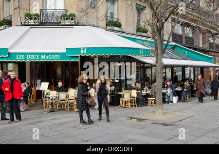 Terrasse von Les Deux Magots in Saint-Germain-des-Prés, Paris, Frankreich. Stockfoto