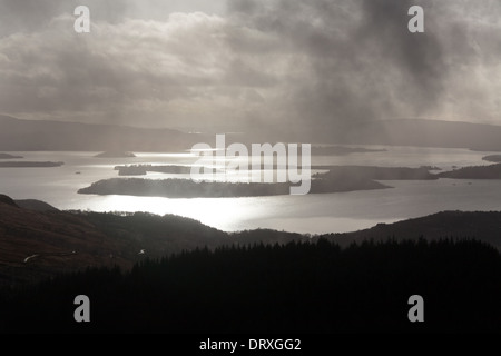 Bereich der Loch Lomond, Schottland. Dramatische bewölkt Luftaufnahme des Loch Lomond. Stockfoto