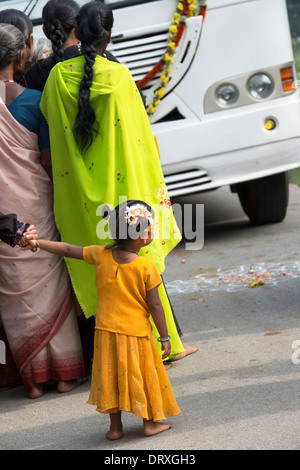 Indische Mädchen peering am Sri Sathya Sai Baba mobiles Krankenhaus Bus ankommen in einem indischen Dorf. Andhra Pradesh, Indien Stockfoto