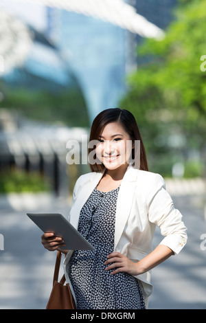 Chinesische Business-Frau mit einem Tabletcomputer. Asiatische Geschäftsfrau mit digitalen Tablettcomputer. Stockfoto