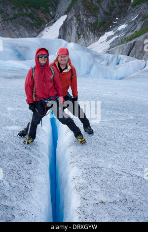 Zwei Menschen stehen in einer Gletscherspalte im Mendenhall-Gletscher in Alaska Stockfoto
