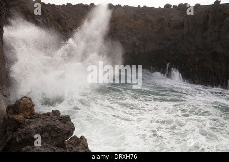 Los Hervideros Boiling Springs Lanzarote Wild Atlantic Rollen hämmerte in Meereshöhlen in vulkanischer lava Stockfoto