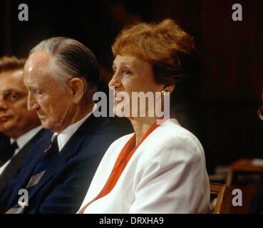 Joan Mondale, Ehefrau des ehemaligen US-Vize-Präsident Walter Mondale, hört zu, wie ihr Mann Aussage vor dem US Senate Foreign Relations Committee-Anhörung über seine Nominierung als US-Botschafter nach Japan in Washington DC, USA, 28. Juli 1993 gibt. Auf der linken Seite ist ehemaliger Mehrheitsführer im US-Senat und US-Botschafter in Japan Mike Mansfield. Mrs-Mondale verstarb am 03 3. Februar 2014. Foto: Ron Sachs / CNP Stockfoto