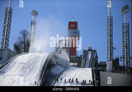 Sotschi, Russland. 4. Februar 2014. Arbeiter bereiten die Landung Piste in RusSki Gorki Jumping Center an der 2014 Olympischen Spiele in Sotschi, Sotschi, Russland, 4. Februar 2014. Die Olympischen Winterspiele 2014 in Sotschi von 07 bis 23. Februar 2014 laufen. : Bildnachweis Kay Nietfeld/Dpa: Dpa picture-Alliance/Alamy Live News Stockfoto