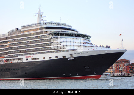 Kreuzfahrtschiff Queen Victoria (Cunard Line) in Venedig Stockfoto