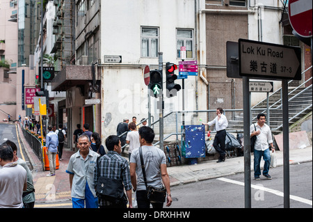 Lok Ku Road und Ladder Street überqueren Queens Road West in Sheung Wan auf Hong Kong Island Stockfoto