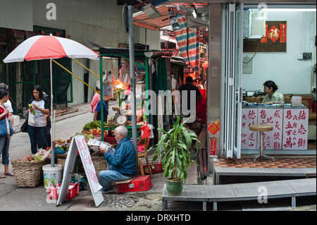 Hongkong, 26. Oktober 2013 Straßenmarkt in Gage Straße in der Altstadt von Hong Kong. Foto Kees Metselaar Stockfoto