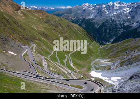 Autos auf der Stelvio Pass, Passo Dello Stelvio, Stilfser Joch, auf der Strecke nach Bormio, in den östlichen Alpen in Norditalien Stockfoto