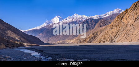 Blick auf den Dhaulagiri Berg in Nepal Stockfoto