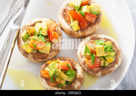 gebackene gefüllte Champignons mit Gemüse Stockfoto