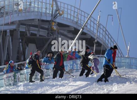 Sotschi, Russland. 4. Februar 2014. Arbeiter bereiten die Landung Piste in RusSki Gorki Jumping Center an der 2014 Olympischen Spiele in Sotschi, Sotschi, Russland, 4. Februar 2014. Die Olympischen Winterspiele 2014 in Sotschi von 07 bis 23. Februar 2014 laufen. : Bildnachweis Kay Nietfeld/Dpa: Dpa picture-Alliance/Alamy Live News Stockfoto