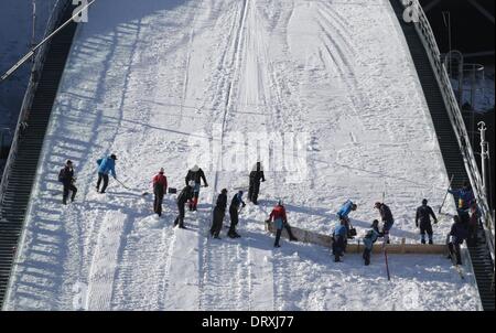 Sotschi, Russland. 4. Februar 2014. Arbeiter bereiten die Landung Piste in RusSki Gorki Jumping Center an der 2014 Olympischen Spiele in Sotschi, Sotschi, Russland, 4. Februar 2014. Die Olympischen Winterspiele 2014 in Sotschi von 07 bis 23. Februar 2014 laufen. : Bildnachweis Kay Nietfeld/Dpa: Dpa picture-Alliance/Alamy Live News Stockfoto