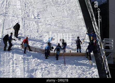 Sotschi, Russland. 4. Februar 2014. Arbeiter bereiten die Landung Piste in RusSki Gorki Jumping Center an der 2014 Olympischen Spiele in Sotschi, Sotschi, Russland, 4. Februar 2014. Die Olympischen Winterspiele 2014 in Sotschi von 07 bis 23. Februar 2014 laufen. : Bildnachweis Kay Nietfeld/Dpa: Dpa picture-Alliance/Alamy Live News Stockfoto