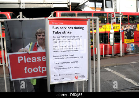 London, UK. 3. Februar 2014.  Hinweis bezüglich Busverbindungen während der geplanten u-Bahn Streik, 4. Februar 2014 starten. Arbeitskampfmaßnahmen rief zum protest gegen Arbeitsplatzabbau wegen "Modernisierung" des London Transport, einschließlich des Verschlusses der Kassen. Stockfoto