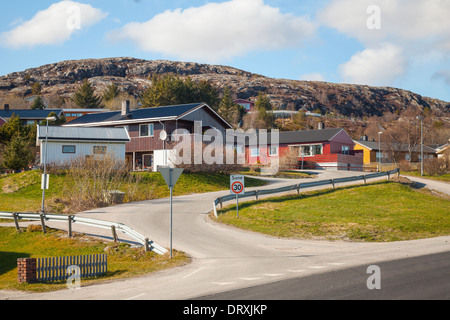 Norwegischen Dorf mit bunten Holzhäuschen auf felsigen Hügel Stockfoto