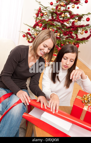 Zwei Frau Weihnachtsgeschenk verpacken Stockfoto