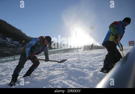 Arbeiter bereiten die Landung Piste in RusSki Gorki Jumping Center an der 2014 Olympischen Spiele in Sotschi, Sotschi, Russland, 4. Februar 2014. Die Olympischen Winterspiele 2014 in Sotschi von 07 bis 23. Februar 2014 laufen. Foto: Kay Nietfeld/dpa Stockfoto