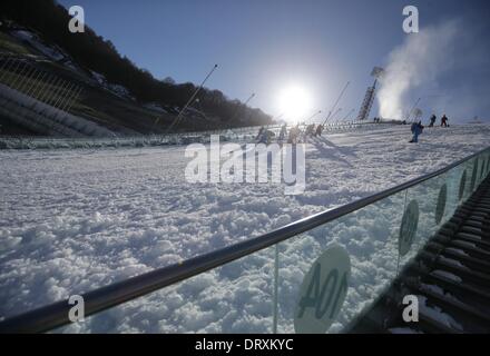 Arbeiter bereiten die Landung Piste in RusSki Gorki Jumping Center an der 2014 Olympischen Spiele in Sotschi, Sotschi, Russland, 4. Februar 2014. Die Olympischen Winterspiele 2014 in Sotschi von 07 bis 23. Februar 2014 laufen. Foto: Kay Nietfeld/dpa Stockfoto