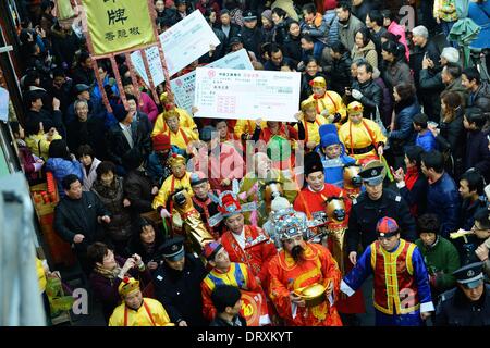 Hangzhou, China Zhejiang Provinz. 4. Februar 2014. Darsteller verkleidet als Avatare der chinesischen Mythologie, einschließlich der Gott des Reichtums, verteilen Geschenke an Händler und Touristen in Hangzhou, Hauptstadt der ostchinesischen Provinz Zhejiang, 4. Februar 2014. Verschiedene Feiern wurden am fünften Tag des chinesischen lunar New Year, gilt als der Geburtstag der Gott des Reichtums in der chinesischen Tradition und fällt in diesem Jahr am Dienstag statt. Bildnachweis: Lange Wei/Xinhua/Alamy Live-Nachrichten Stockfoto