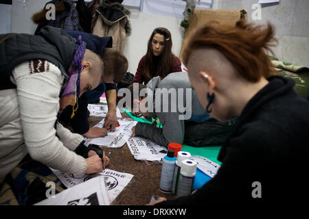 Kiew, Ukraine. 2. Februar 2014. Young Anti-Regierungs-Demonstranten machen Schablonen im kulturellen Zentrum von Kiew 2. Februar 2014, ens von Tausenden von Demonstranten, Auftrieb gegeben durch Hilfsangebote aus Europa und den Vereinigten Staaten, sammelten sich in der Ukraine am Sonntag in einem Versuch, neue Zugeständnisse von Präsident Viktor Yanukovych wringen. Mehr als 50.000 Menschen könnten auf verbarrikadierten Unabhängigkeitsplatz in Kiew--gesehen, dass das Epizentrum einer zweimonatigen Protestbewegung--geworden ist und Tausende mehr waren ankommen. Foto von Emeric Fohlen/NurPhoto Credit: Emeric Fohlen/NurPhoto/ZUMAPRESS.com/Alamy Live-Nachrichten Stockfoto