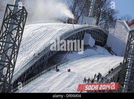 Arbeiter bereiten die Landung Piste RusSki Gorki Jumping Center an der 2014 Olympischen Spiele in Sotschi, Sotschi, Russland, 4. Februar 2014. Die Olympischen Winterspiele 2014 in Sotschi von 07 bis 23. Februar 2014 laufen. Foto: Kay Nietfeld/dpa Stockfoto