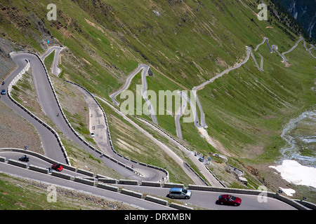 Autos auf der Stelvio Pass, Passo Dello Stelvio, Stilfser Joch, auf der Strecke nach Bormio, in den östlichen Alpen in Norditalien Stockfoto