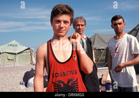 Männliche Kosovaren Flucht th Krieg im Kosovo 1999 bei einem UNHCR-Flüchtlingslager in Albanien Stockfoto