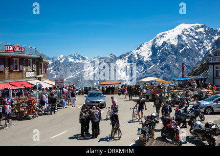 BMW Limousine kommt bei Cima Coppi auf der Stelvio Pass, Passo Dello Stelvio, Stilfser Joch, an Motorsport Fans, Italien Stockfoto