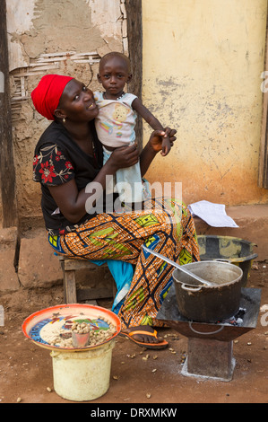 Frau verkaufen Suppen, Banjul, Gambia Stockfoto