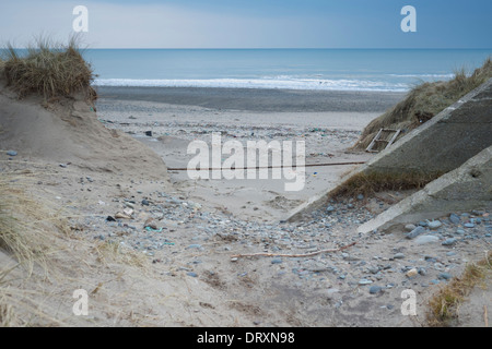 Erosion von Sanddünen und Clay Klippen nach Springfluten während der Winterstürme 2013 und 2014 Stockfoto