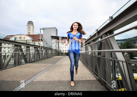 Porträt eines Mädchens in der Stadt. Sonneberg, Thüringen, Deutschland Stockfoto