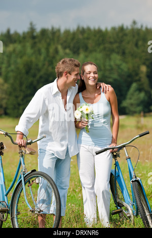 Romantische junges Paar mit alten Fahrrad Stockfoto