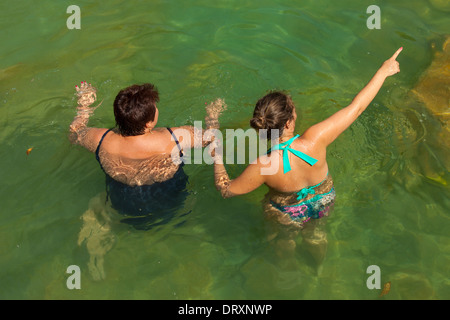 Nationalpark KRKA, Kroatien - 28 Juli: Zwei Frauen Baden in einem Fluss 28. Juli 2012 im Nationalpark Krka, Kroatien. Stockfoto