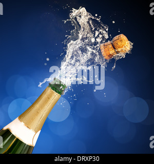 Eine Flasche Champagner knallende geöffnet. Feiern. Stockfoto