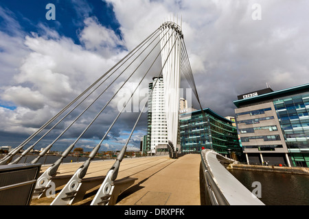 Die Media City Fußgängerbrücke ist eine Schwenkmechanik asymmetrische Kabel-gebliebene Brücke über den Manchester Ship Canal in Salford Quays. Stockfoto