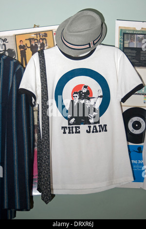 Die Marmelade T-shirt mit anderen mod Kleidung und 45r.p.m Vinyl-Schallplatten. Stockfoto