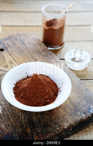 Kakaopulver in eine Schüssel und Krug, Lebensmittel Stockfoto