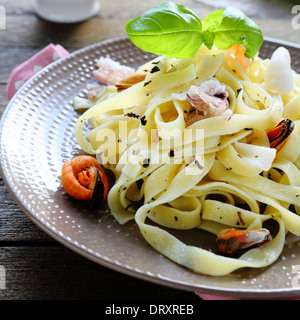 nahrhafte Pasta mit Meeresfrüchten, Essen Stockfoto