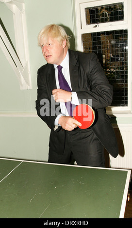 Londoner Bürgermeister Boris Johnson spielt Tischtennis während eines Besuchs in ein neues Jugendzentrum in Brixton Stockfoto