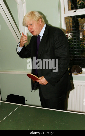 Londoner Bürgermeister Boris Johnson nimmt Tischtennis während eines Besuchs in ein neues Jugendzentrum in Brixton Stockfoto