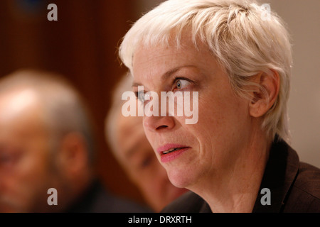 Eine tränenreiche Sängerin Annie Lennox auf einer einseitigen Gaza-Pressekonferenz statt Holiday Inn London Stockfoto