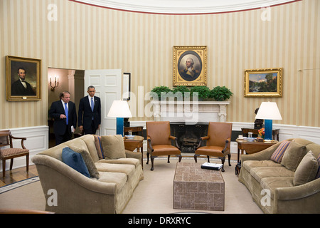 US-Präsident Barack Obama begrüßt Premierminister Nawaz Sharif von Pakistan zum Oval Office vor ihrem bilateralen Treffen im Weißen Haus 23. Oktober 2013 in Washington, DC. Stockfoto