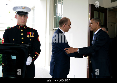 US Präsident Barack Obama nimmt Abschied Premier Enrico Letta Italiens außerhalb der Westflügel des weißen Hauses 17. Oktober 2013 in Washington, DC. Stockfoto