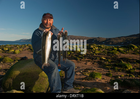 Inuit-Angelführer hält den Fang des Tages. Stockfoto