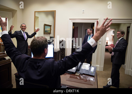 US-Präsident Barack Obama feiert mit Pressesprecher Jay Carney in äußeren Oval Office nach der Senat-Abstimmung über die Bundesregierung Herunterfahren und Schulden Decke 16. Oktober 2013 in Washington, DC. Reise-Regisseur Marvin Nicholson und Senior Advisor Dan Pfeiffer zu sehen. Stockfoto