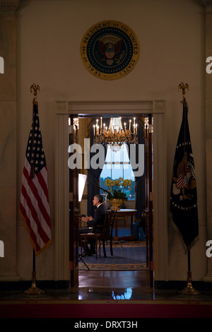 US-Präsident Barack Obama Bänder eine Nachricht für das amerikanische Militär und Verteidigung-Abteilung Personal vor der drohenden Verwaltungsstillstand im Blue Room des weißen Hauses 30. September 2013 in Washington, DC. Stockfoto