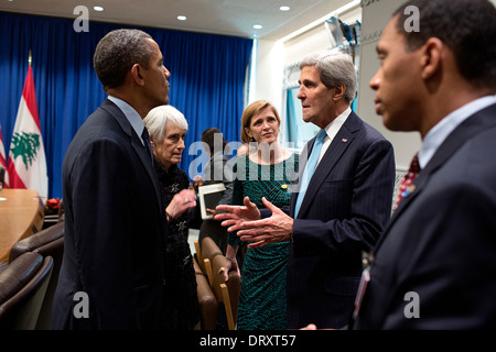 US-Präsident Barack Obama trifft sich mit Außenminister John Kerry und Beratern auf prep für ein bilaterales Treffen mit Präsident Michel Sleiman des Libanon bei den Vereinten Nationen 24. September 2013 in New York, NY. Stehen mit dem Präsidenten von links: Wendy Sherman, Under Secretary Of State für politische Angelegenheiten; AMB. Samantha Power, US ständiger Vertreter bei den Vereinten Nationen; und Rob Nabors, Deputy Chief Of Staff für Politik. Stockfoto