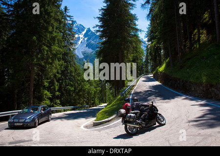 Auto und Motorrad bergan auf dem Stelvio Pass, Passo Dello Stelvio, Stilfser Joch, in den Alpen, Italien Stockfoto