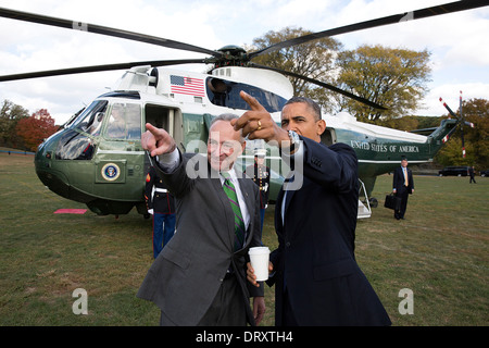 US-Präsident Barack Obama ist bei der Ankunft an Bord der Marine One bei der Landezone Prospect Park 25. Oktober 2013 in New York, New York Senator Chuck Schumer gedeckt. Stockfoto